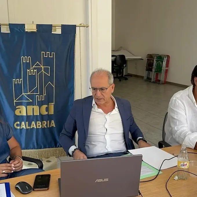 Autonomia differenziata, Anci Calabria nomina una commissione di esperti. Succurro ai sindaci disertori: «Gli assenti hanno torto»