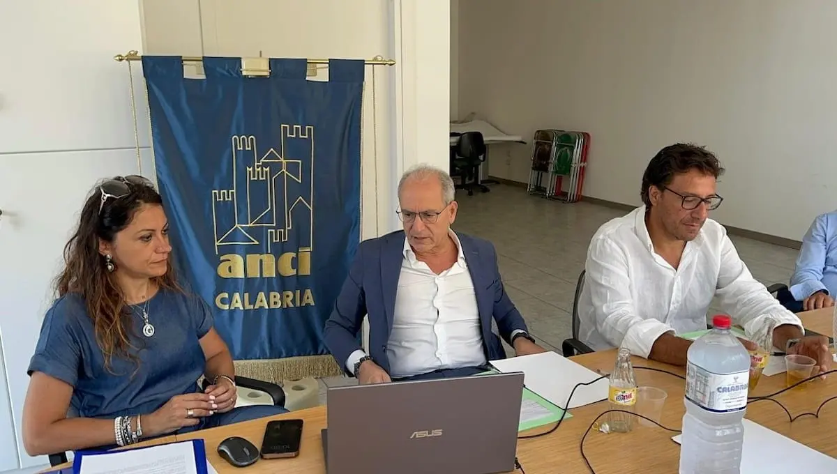 Autonomia differenziata, Anci Calabria nomina una commissione di esperti. Succurro ai sindaci disertori: «Gli assenti hanno torto»