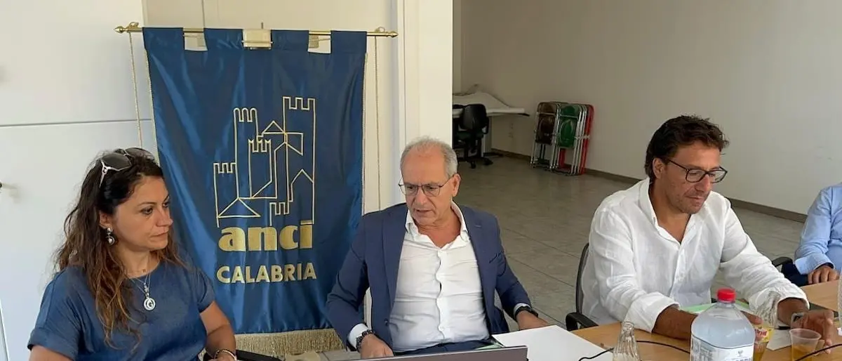Autonomia differenziata, Anci Calabria nomina una commissione di esperti. Succurro ai sindaci disertori: «Gli assenti hanno torto»