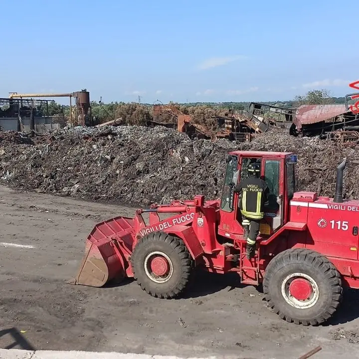 Finalmente spento l’incendio di Palmi: il deposito di rifiuti bruciava da quasi una settimana