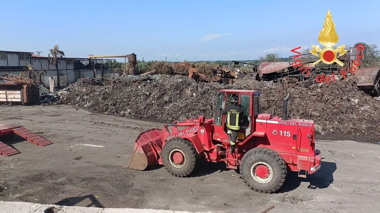 Finalmente spento l’incendio di Palmi: il deposito di rifiuti bruciava da quasi una settimana