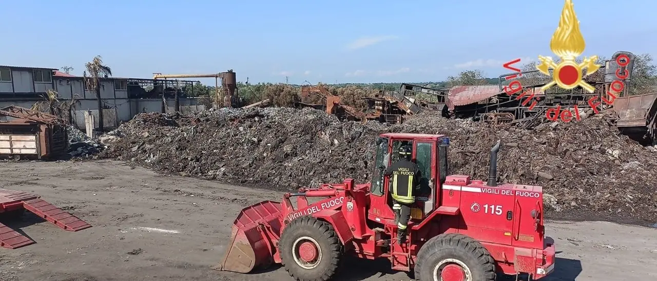 Finalmente spento l’incendio di Palmi: il deposito di rifiuti bruciava da quasi una settimana