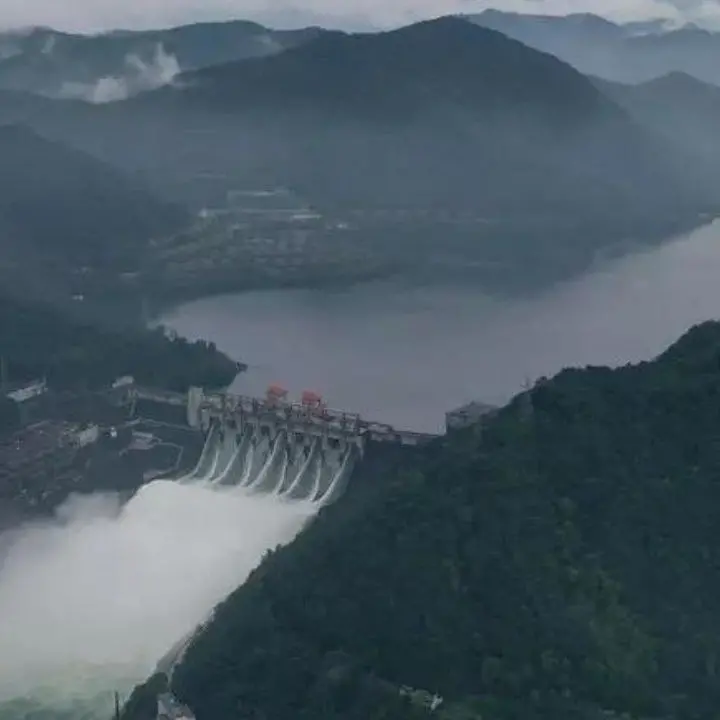 Tragedia in Cina, crolla un ponte a causa delle piogge torrenziali: oltre 30 dispersi e 11 morti accertati
