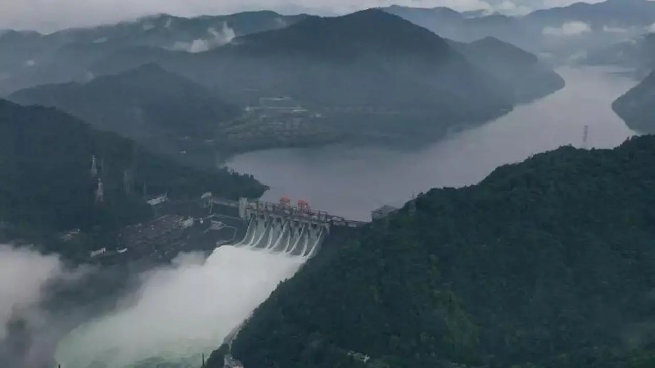 Tragedia in Cina, crolla un ponte a causa delle piogge torrenziali: oltre 30 dispersi e 11 morti accertati