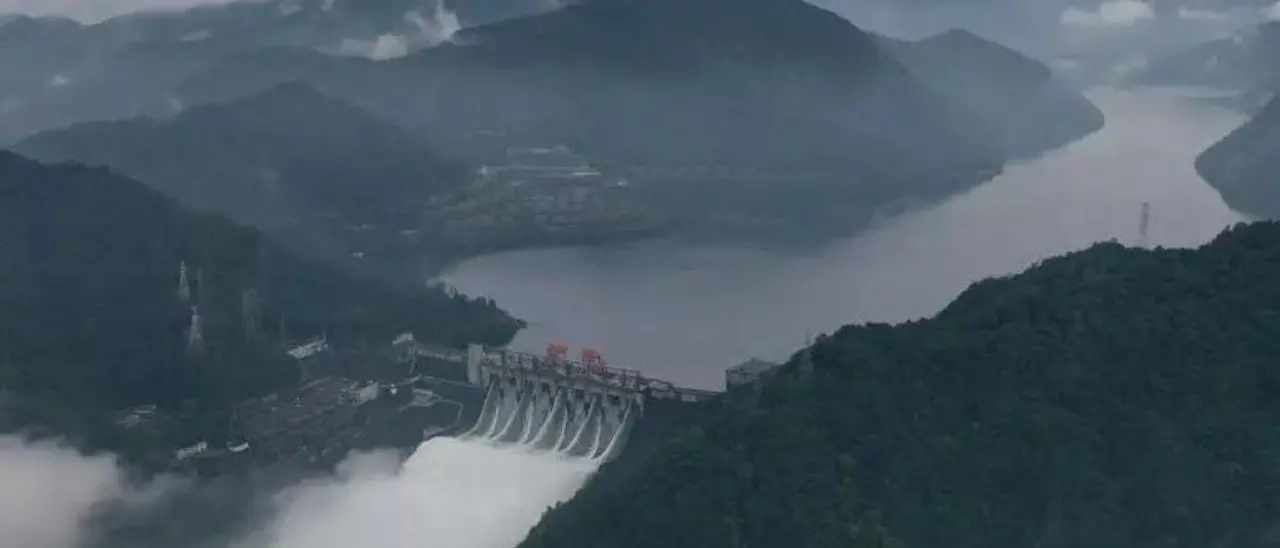 Tragedia in Cina, crolla un ponte a causa delle piogge torrenziali: oltre 30 dispersi e 11 morti accertati