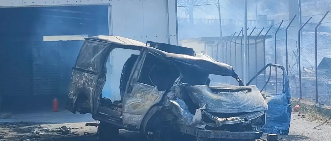 Calabria in allerta: incendi dolosi devastano aree boschive, nel Cosentino in fiamme i mezzi di un’azienda