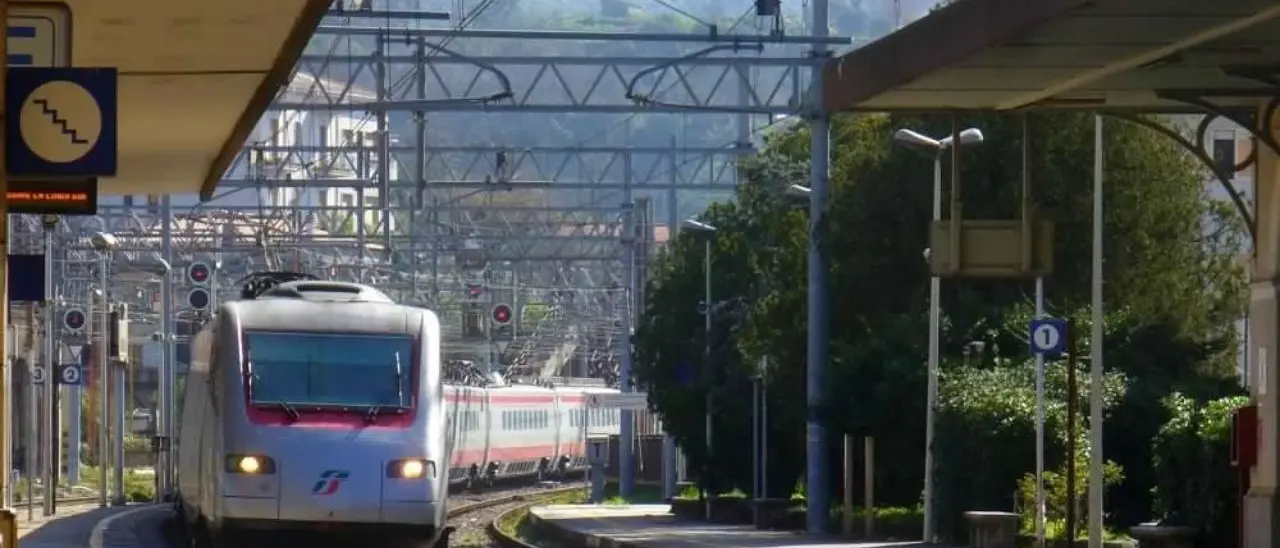 Cinque giorni di stop ai treni da e per la Calabria: per le Frecce fine corsa a Salerno, da Reggio si arriva solo fino a Sapri
