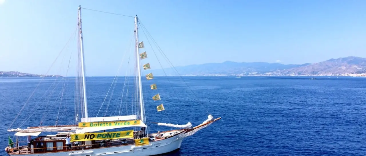 «No al Ponte, salviamo la bellezza»: Goletta Verde rilancia la candidatura dello Stretto a Patrimonio dell’Umanità