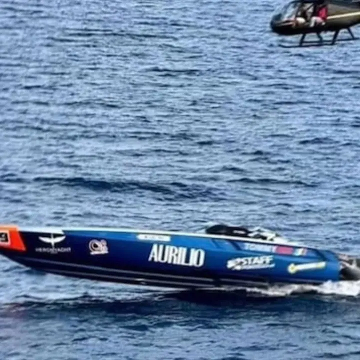 Il calabrese Claudio Gullo vola sull’acqua da Napoli a Capri e stabilisce il nuovo record del mondo: il trionfo del team Tommy Racing