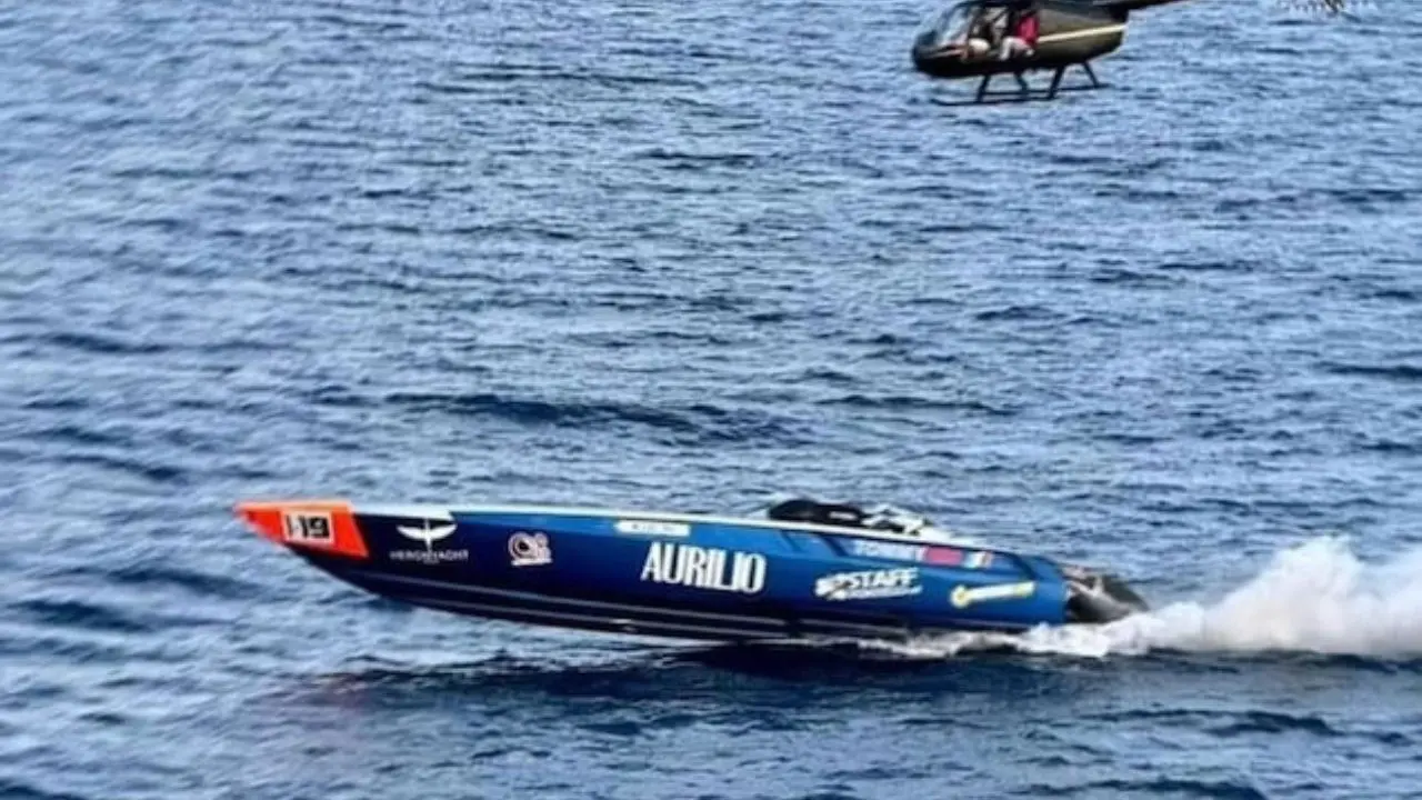 Il calabrese Claudio Gullo vola sull’acqua da Napoli a Capri e stabilisce il nuovo record del mondo: il trionfo del team Tommy Racing