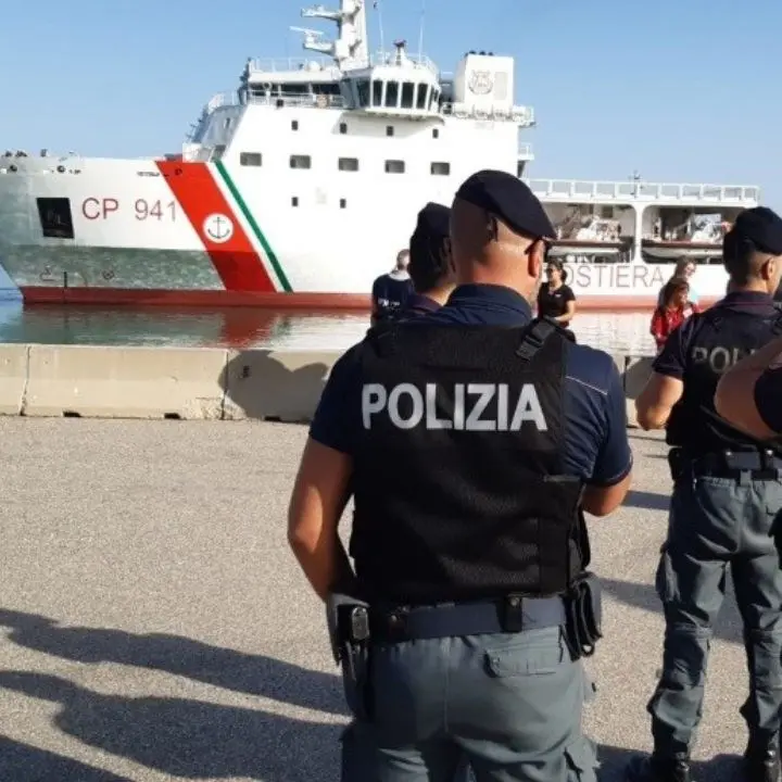 Migranti, motovedetta della Capitaneria soccorre 65 persone al largo di Crotone