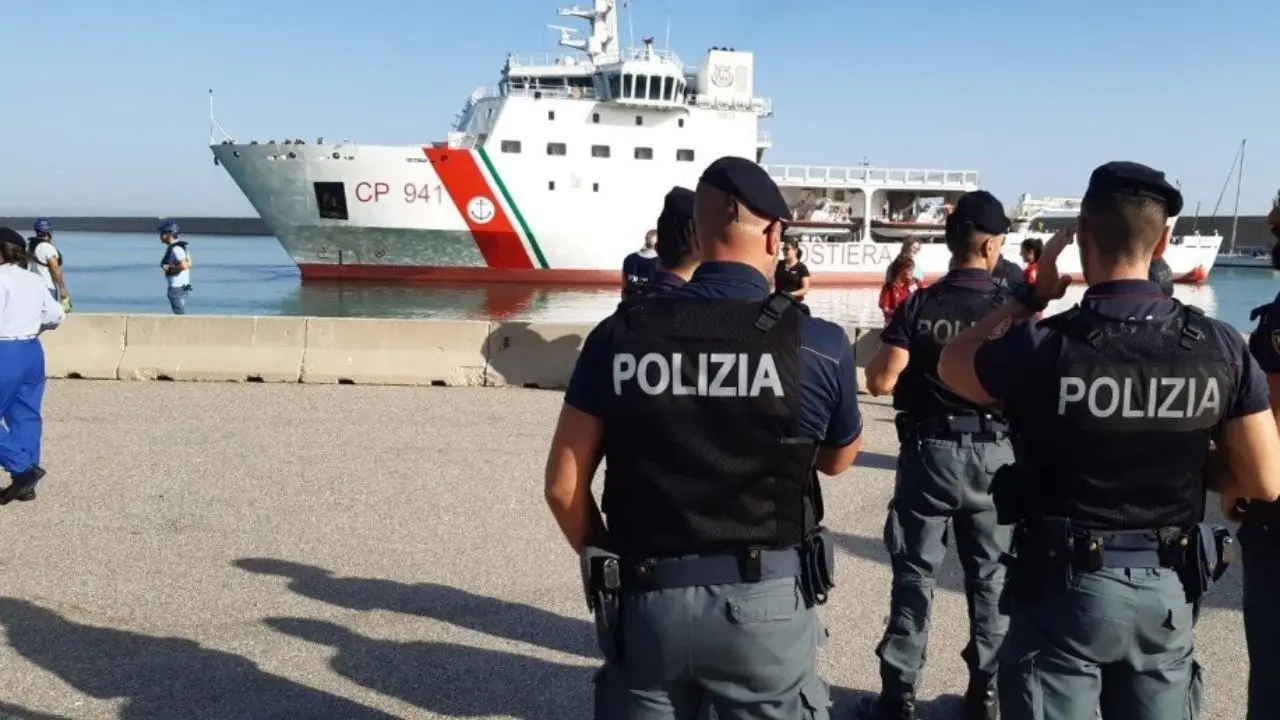 Migranti, motovedetta della Capitaneria soccorre 65 persone al largo di Crotone