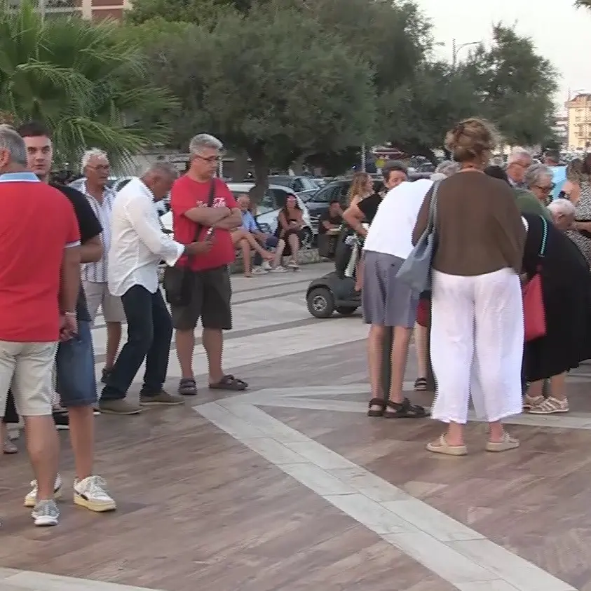 Catanzaro, al via la raccolta firme contro l’autonomia differenziata: in tanti ai banchetti allestiti in città