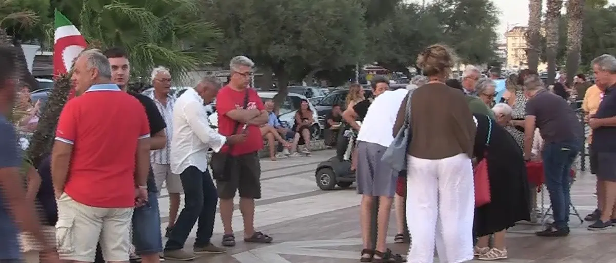 Catanzaro, al via la raccolta firme contro l’autonomia differenziata: in tanti ai banchetti allestiti in città