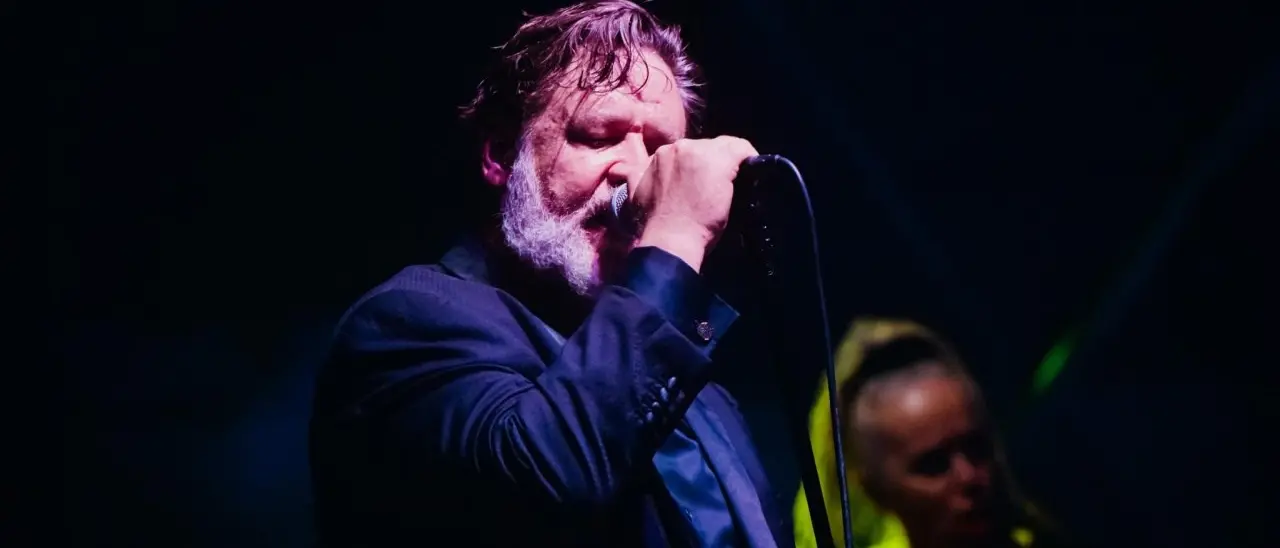Dai Dire Straits ai Ricchi e Poveri: tra cover e brani originali Russell Crowe accende la festa al Teatro dei Ruderi