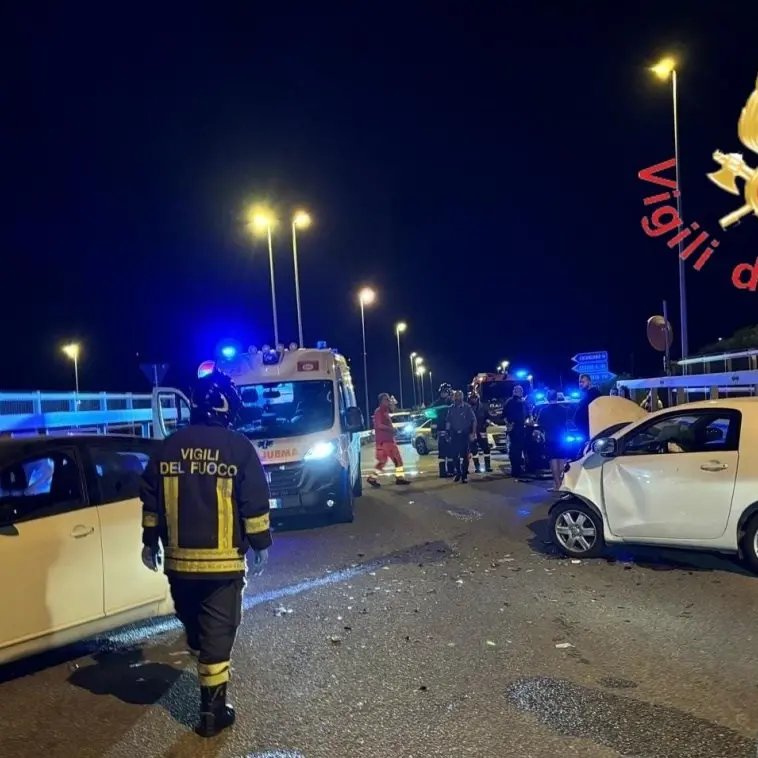 Incidente nel Catanzarese, tre feriti nello scontro tra due auto allo svincolo per Simeri Mare