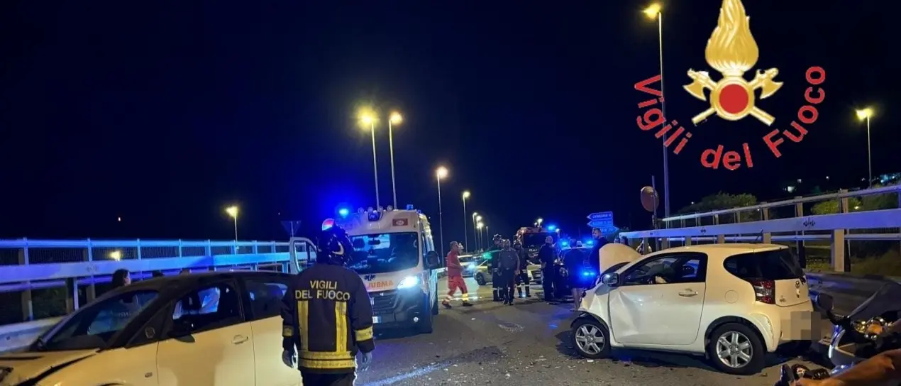 Incidente nel Catanzarese, tre feriti nello scontro tra due auto allo svincolo per Simeri Mare