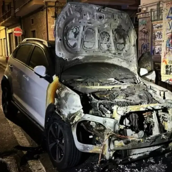 Intimidazione all’emittente Video Calabria, incendiata l’auto aziendale a Crotone: indagini in corso