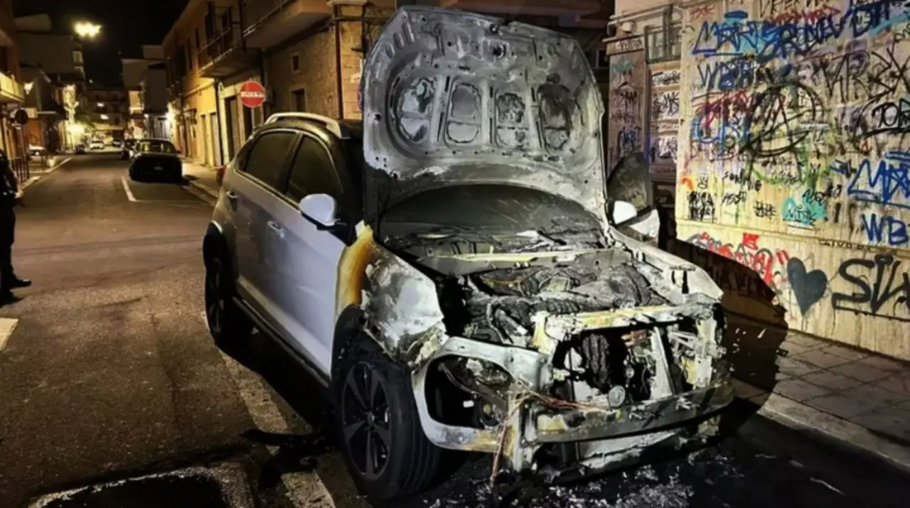 Intimidazione all’emittente Video Calabria, incendiata l’auto aziendale a Crotone: indagini in corso