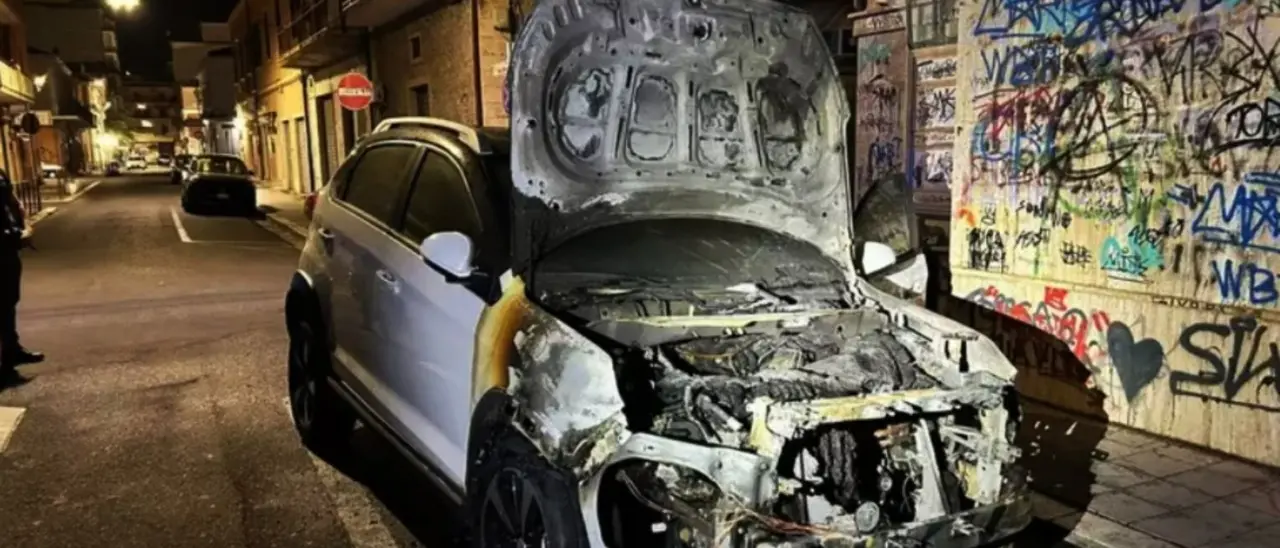 Intimidazione all’emittente Video Calabria, incendiata l’auto aziendale a Crotone: indagini in corso