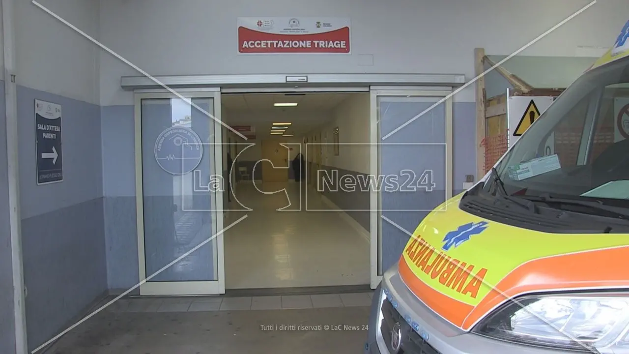 Trovato tra i rovi ferito con 5 coltellate al torace, mistero sull’aggressione a un giovane nel Cosentino