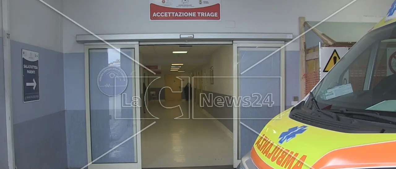 Trovato tra i rovi ferito con 5 coltellate al torace, mistero sull’aggressione a un giovane nel Cosentino