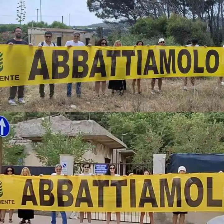 Goletta Verde rilancia dalla Calabria la lotta all’abusivismo edilizio: blitz a Palmi davanti a due ecomostri