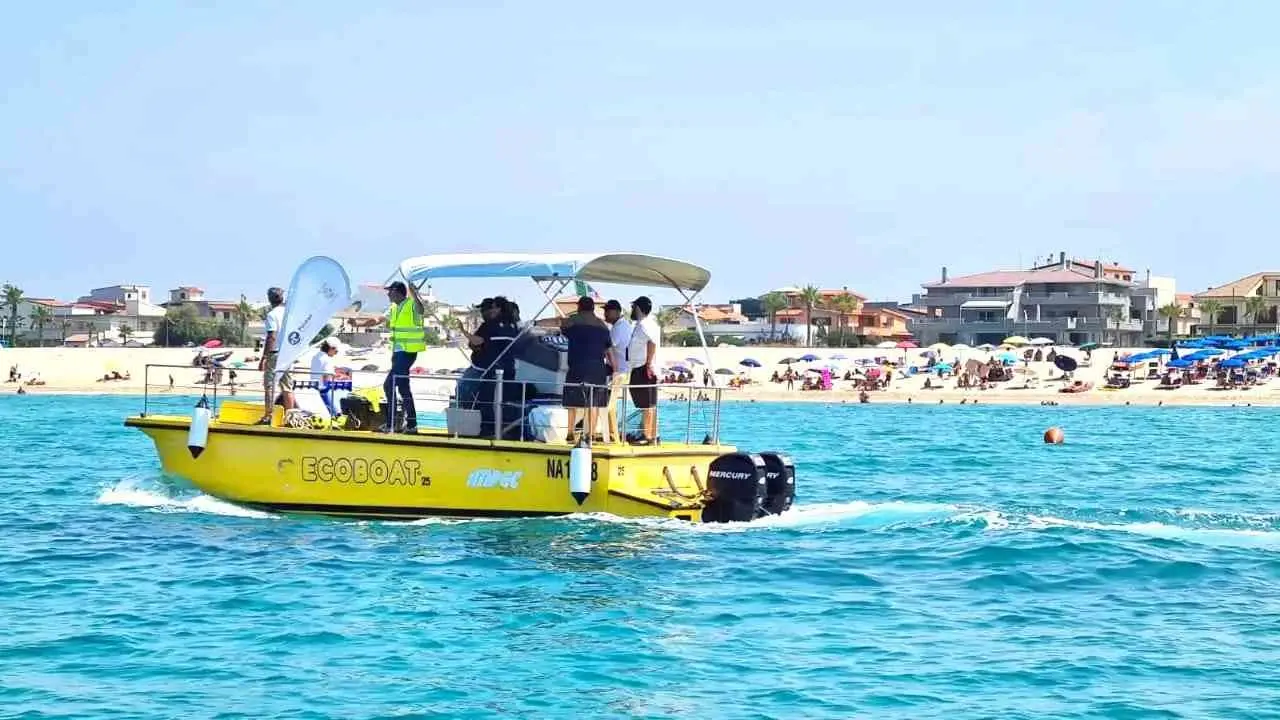 San Ferdinando, tornano in azione i battelli spazzamare della Regione Calabria contro la fioritura algale