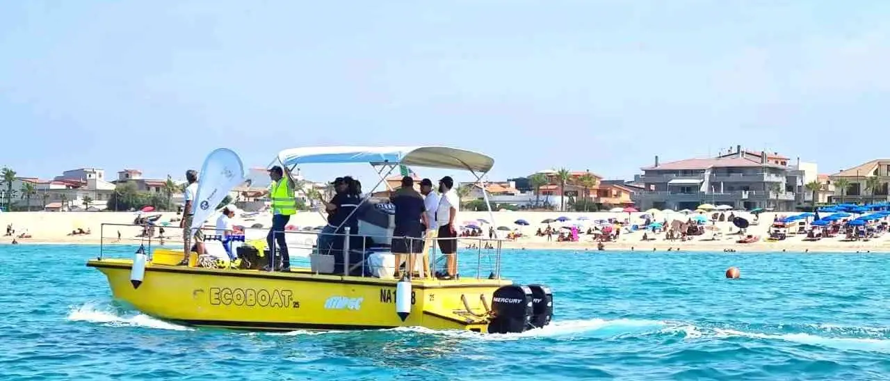 San Ferdinando, tornano in azione i battelli spazzamare della Regione Calabria contro la fioritura algale
