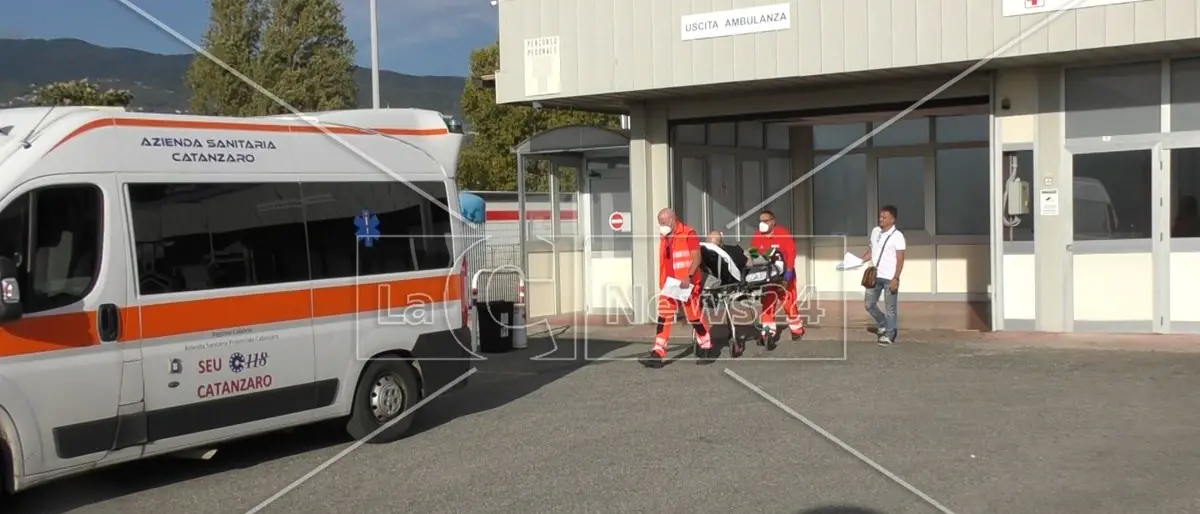 «Portate il paziente all’ospedale in auto»: il “consiglio” del 118 che non ha più medici né infermieri e ora è anche senza ambulanze