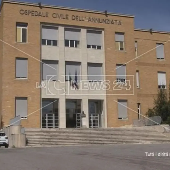 Aggressione all’ospedale di Cosenza, inveisce contro una guardia giurata e poi tira uno schiaffo a un infermiere