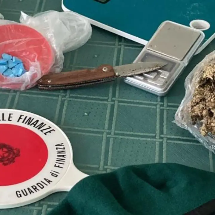 Droga a Lamezia Terme, trovato in possesso di marijuana e pasticche di ecstasy: arrestato un uomo
