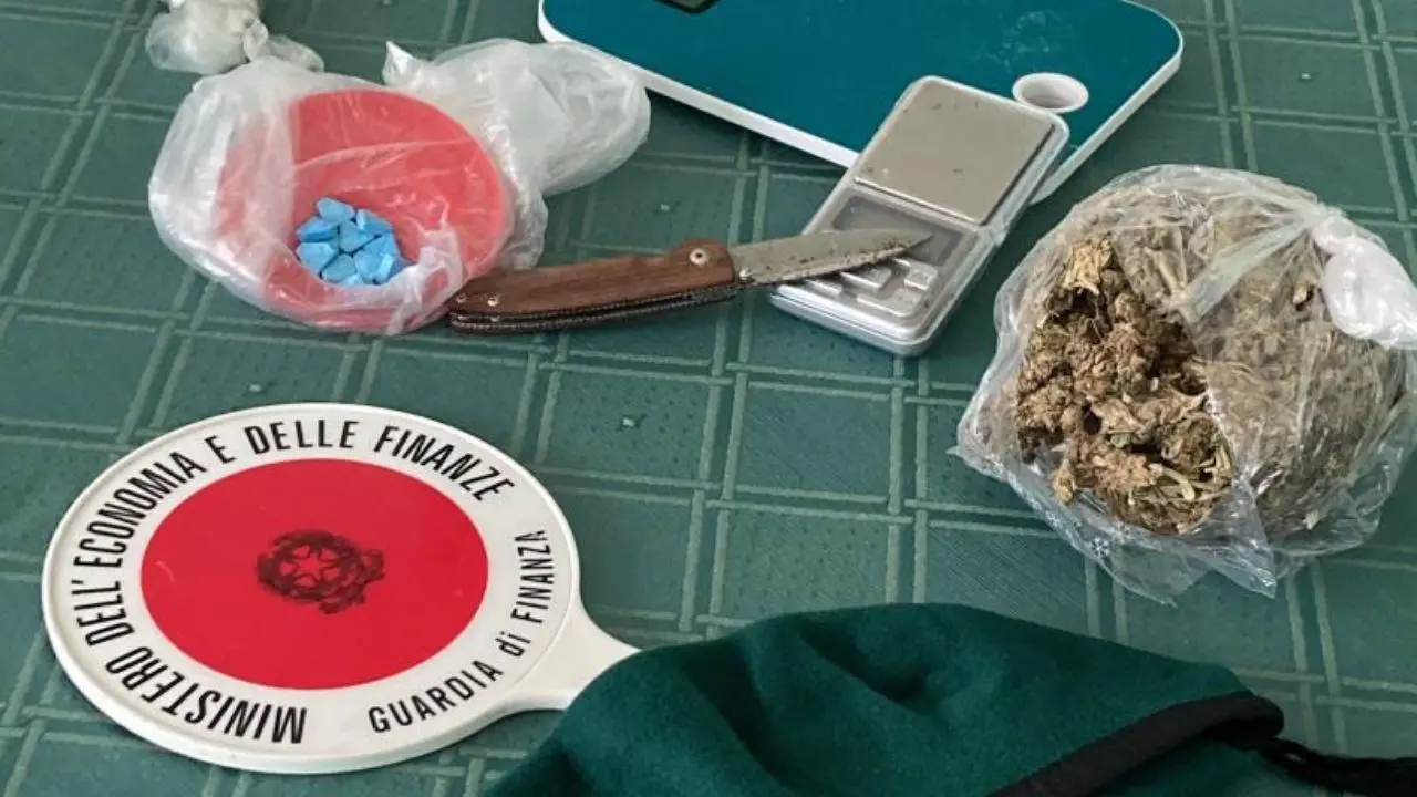 Droga a Lamezia Terme, trovato in possesso di marijuana e pasticche di ecstasy: arrestato un uomo