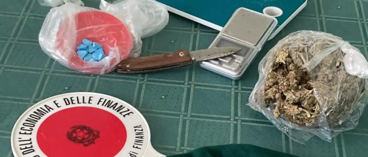 Droga a Lamezia Terme, trovato in possesso di marijuana e pasticche di ecstasy: arrestato un uomo