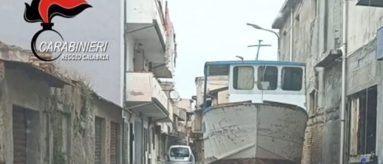 Gioia Tauro, il molo sotto casa: parcheggia in strada una barca lunga 10 metri e si becca una denuncia