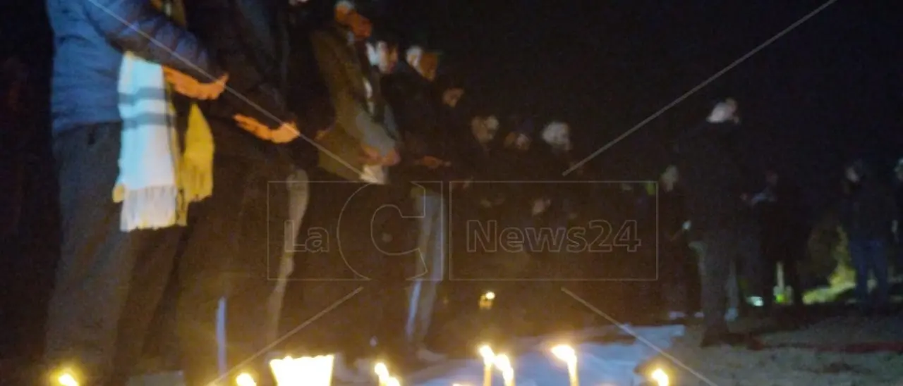 «Hanno distrutto le vite di mille persone»: le accuse del giovane afghano che perse 4 familiari nel naufragio di Cutro