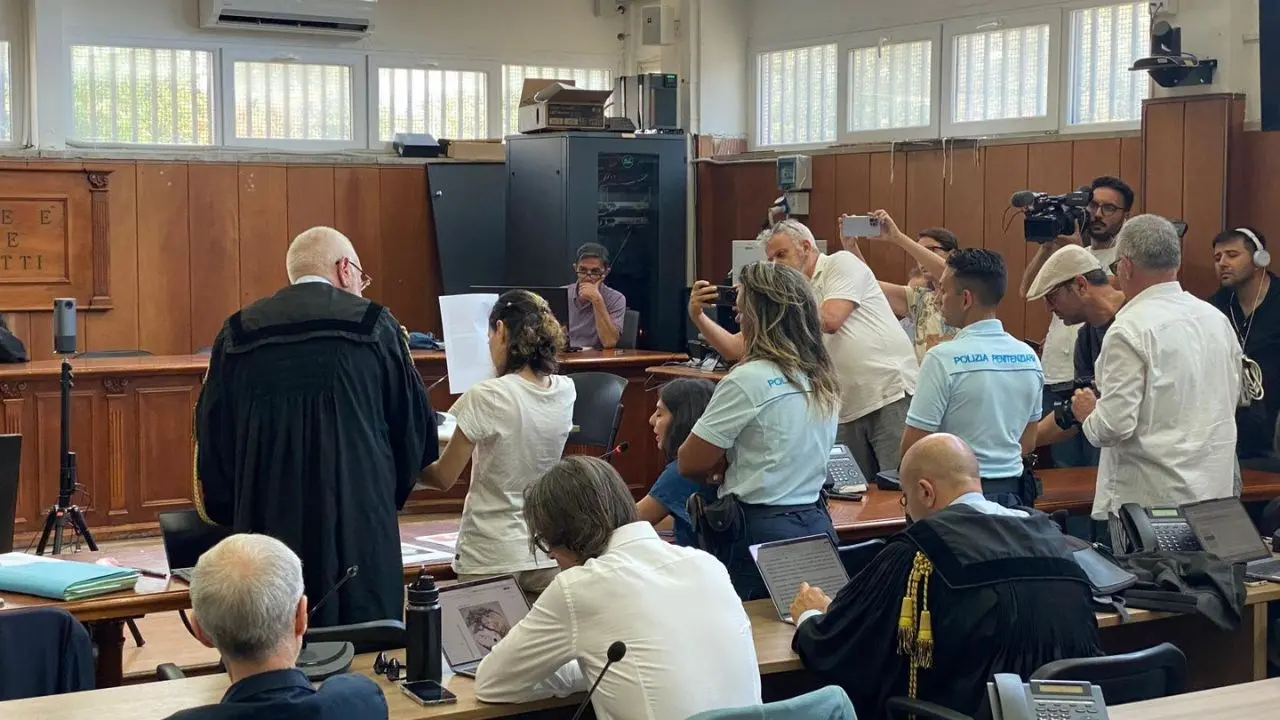 Per la Procura di Crotone è una scafista: l’attivista iraniana Maysoon Majidi rimane in carcere, prossima udienza 18 settembre