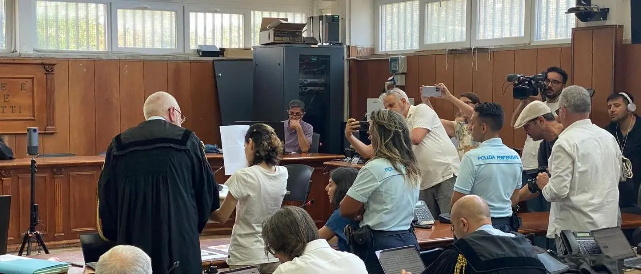 Per la Procura di Crotone è una scafista: l’attivista iraniana Maysoon Majidi rimane in carcere, prossima udienza 18 settembre