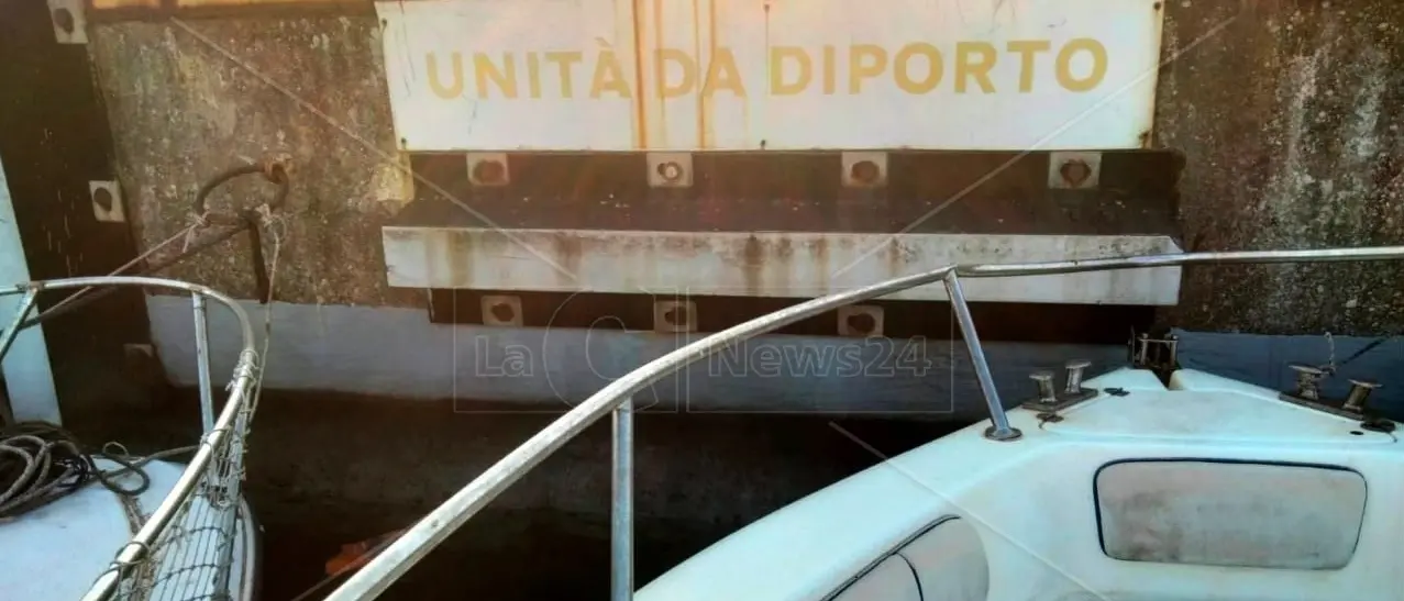 Barche ormeggiate abusivamente al porto di Gioia Tauro, l’Autorità di sistema invita alla rimozione ma i pescatori non ci stanno