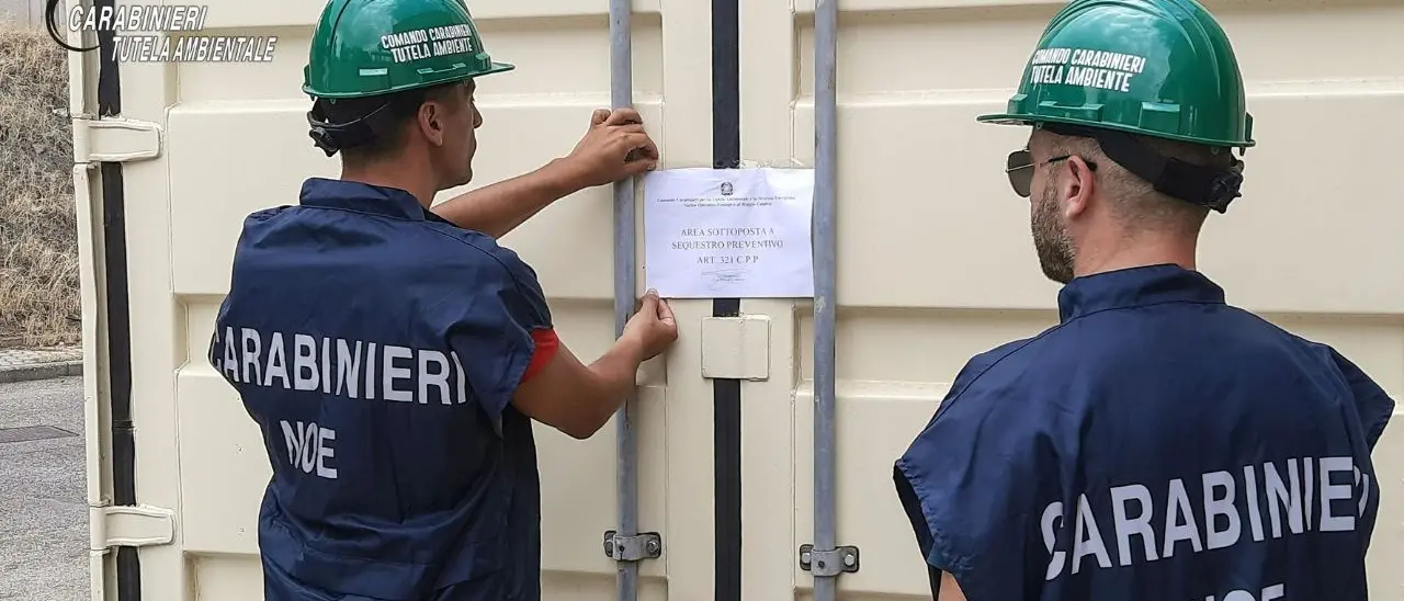 Il viaggio dei rifiuti dalla Calabria all’Asia e le bombe ecologiche tra gli agrumeti della Piana: così la carta da riciclare diventava oro