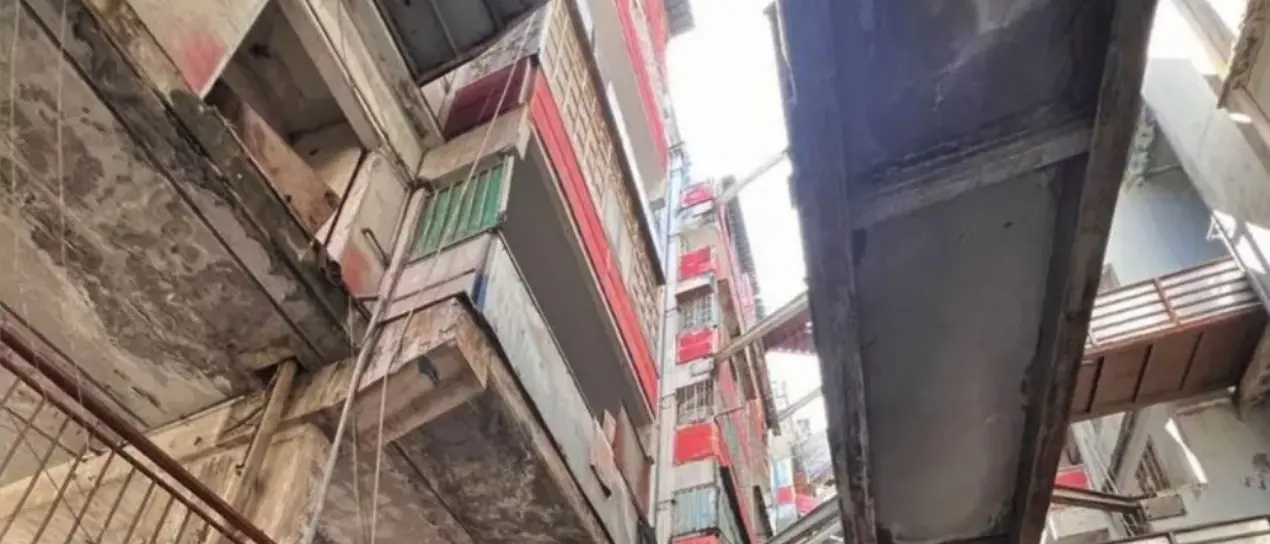 Scampia, terza vittima del crollo di un ballatoio alla Vela celeste: 53enne muore in ospedale