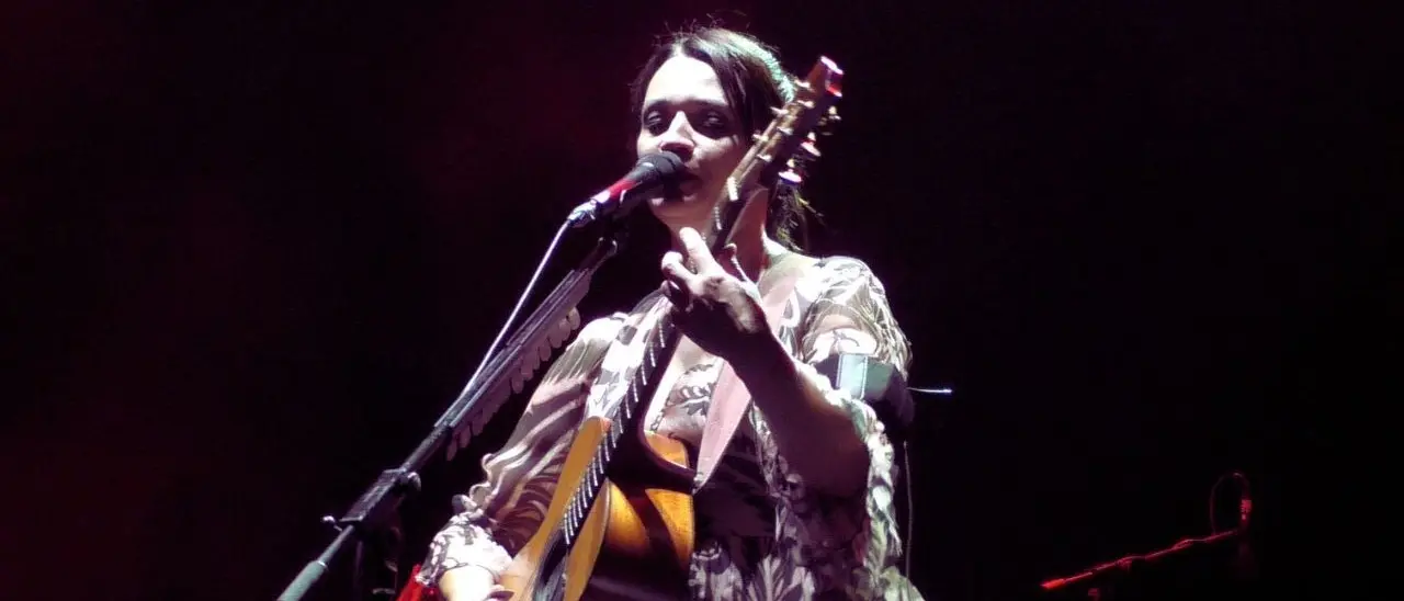 Invasioni, Carmen Consoli regina della notte cosentina: «Siamo figli di terre che ci fanno andare via ma non tornare»