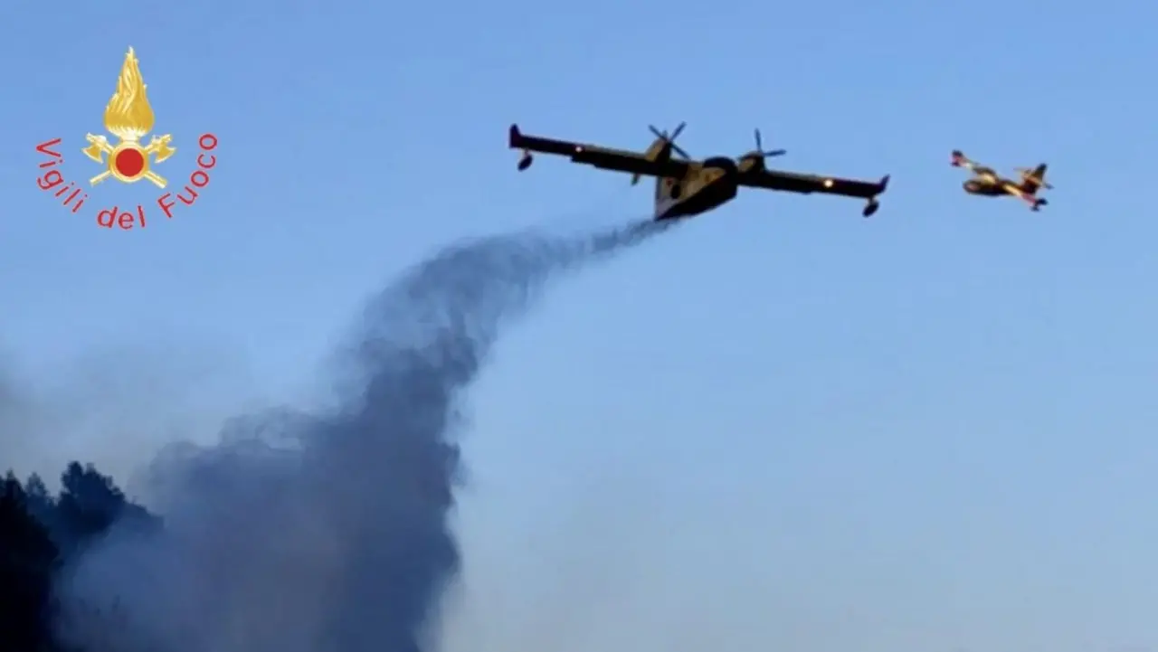 Incendio a Rossano, fronte di fuoco minaccia case e aziende tra cui una fabbrica di fuochi d’artificio