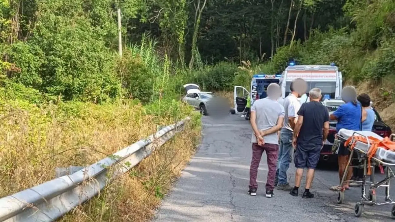 Drammatico incidente sulla Ss 18, scontro tra un’auto e uno scooter: muore un 18enne di Sangineto