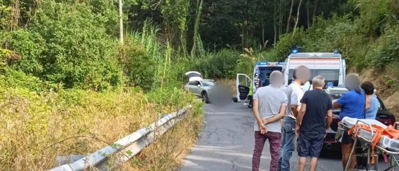 Drammatico incidente sulla Ss 18, scontro tra un’auto e uno scooter: muore un 18enne di Sangineto