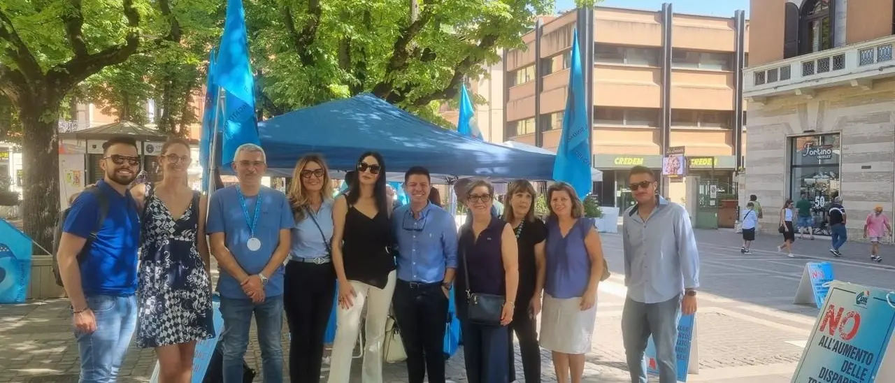 Autonomia differenziata, a Cosenza in una mattinata la Uil raccoglie 350 firme per l’abrogazione della legge: «Un successo»