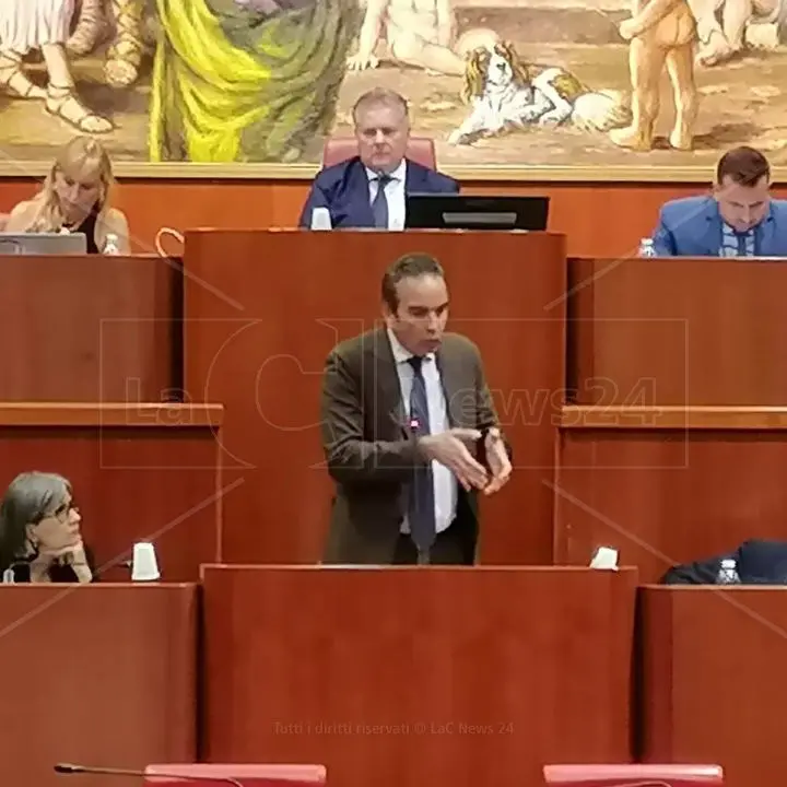 Il Consiglio regionale modifica il piano rifiuti. Occhiuto: «Così tuteliamo anche Crotone». L’opposizione: «Non è vero»