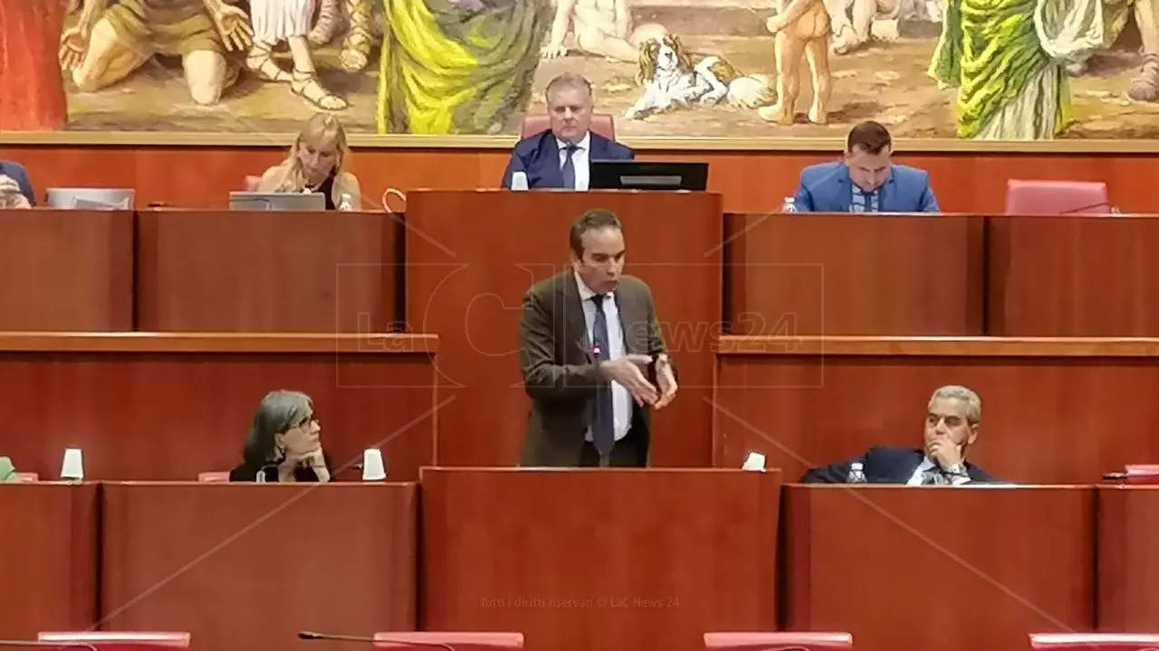 Il Consiglio regionale modifica il piano rifiuti. Occhiuto: «Così tuteliamo anche Crotone». L’opposizione: «Non è vero»