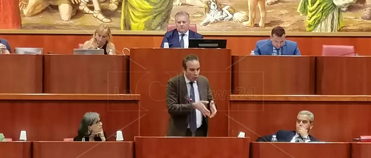 Il Consiglio regionale modifica il piano rifiuti. Occhiuto: «Così tuteliamo anche Crotone». L’opposizione: «Non è vero»