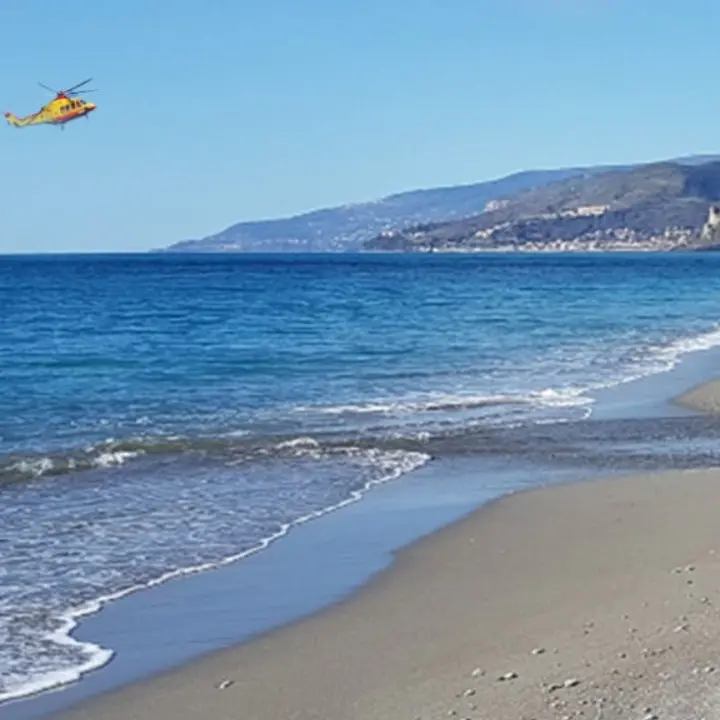 Villapiana, bagnante rischia di annegare: trasferito d‘urgenza in elisoccorso all’ospedale di Cosenza
